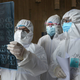 Imagen para el artículo titulado Un estadounidense que regresó de China tras el coronavirus debe pagar miles de dólares por hacerse una prueba de la gripe